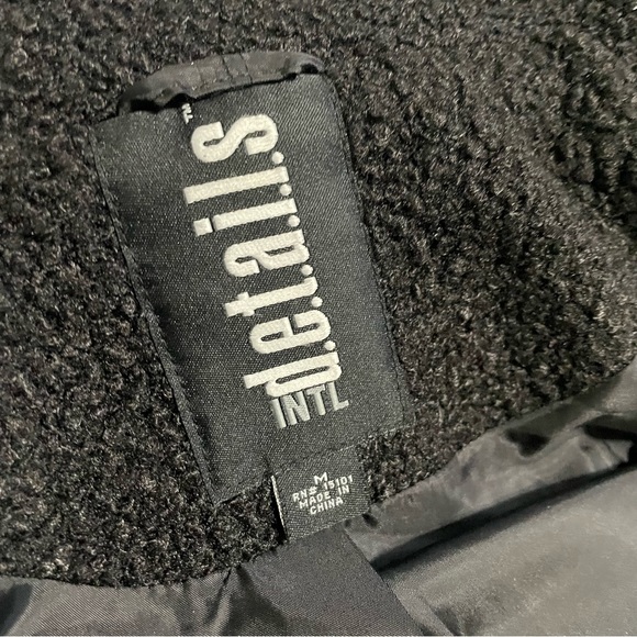 - INTL d.e.t.a.i.l.s Coat with fur Hood Size Medium - Picture 14 of 16